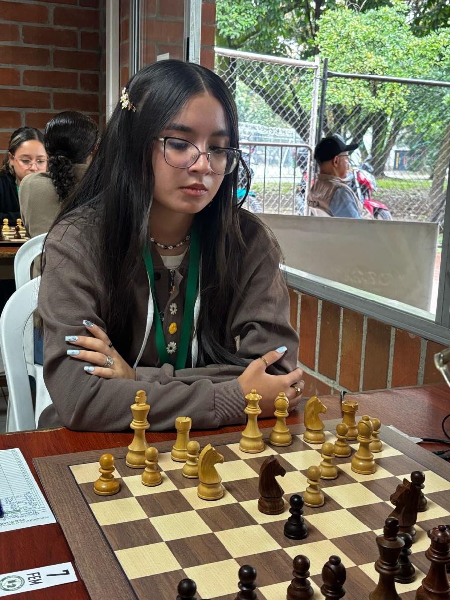 Thaliana Quevedo Bonilla en una partida de ajedrez