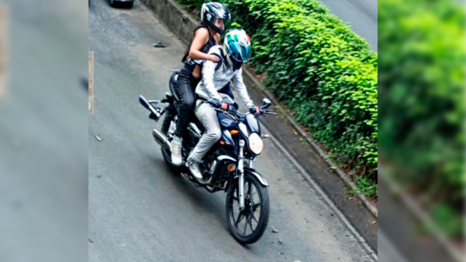 Pareja motociclista