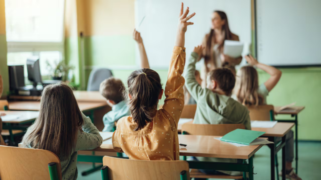 El proceso es voluntario y busca, mediante una rigurosa evaluación, identificar a aquellos educadores que cumplen con los requisitos para ascender de grado o reubicarse en un nivel salarial superior dentro del escalafón docente.