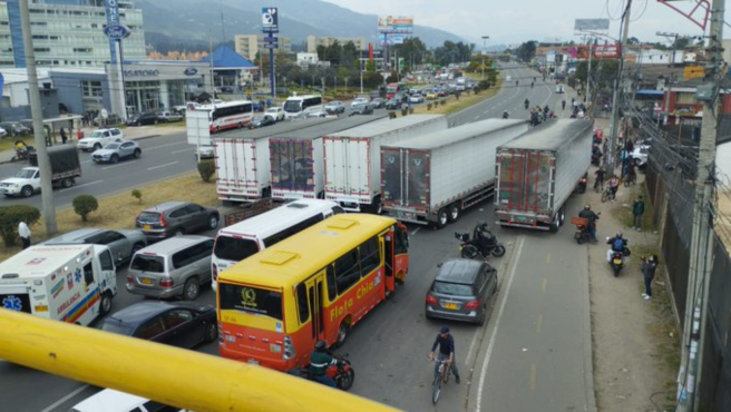 Para camionero colapsa movilidad en Bogotá y Cundinamarca.