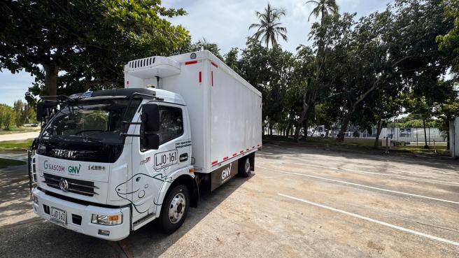 Priner camión eléctrico de carga rueda por la costa Caribe.