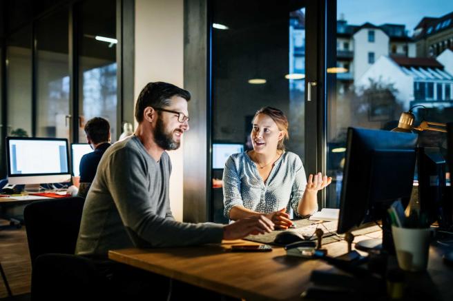 La inteligencia artificial atenta contra la estabilidad laboral en el sector tecnológico.