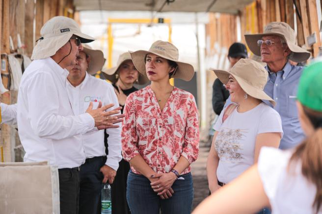 La ministra de Agriculrura, Martha Carvajalino, vistó ciultivos de flores atnes de la exportacióna  EE.UU.