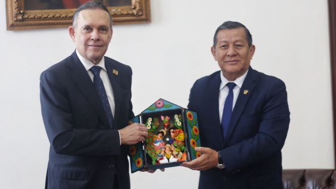 Efrain Cepeda, presidente del Congreso de Colombia y Eduardo Salhuana su homólogo de Perú.