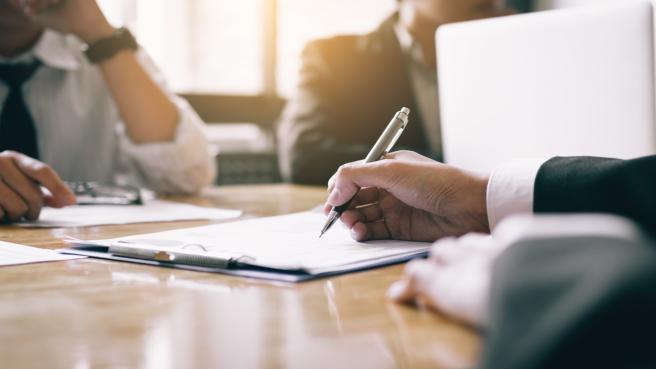 La ausencia de un contrato formalizado expone a ambas partes a escenarios complejos. 