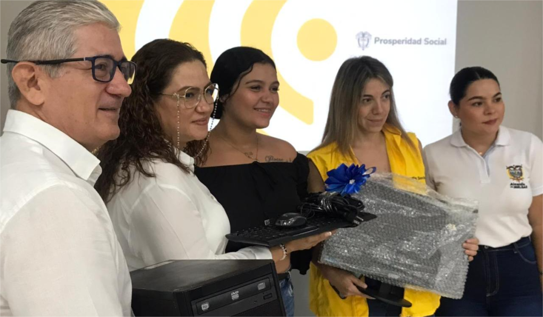 En Melgar, jóvenes del programa Renta Joven recibieron computadores