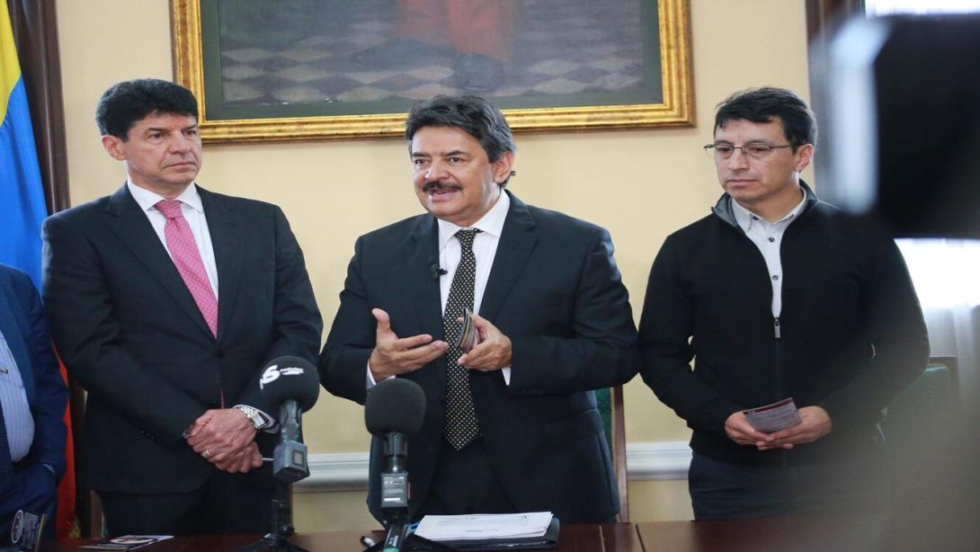 Carlos Julio González, Richard Fuelantala, senadores que presrenatron proyecto de ley sobre docentes.