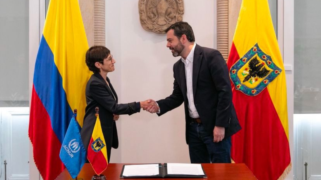 El alcalde Mayor de Bogotá, Carlos Fernando Galán, y la representante de la Agencia de las Naciones Unidas para los Refugiados (ACNUR), Mireille Girard, formalizaron una alianza estratégica mediante la firma de una Carta de Entendimiento.